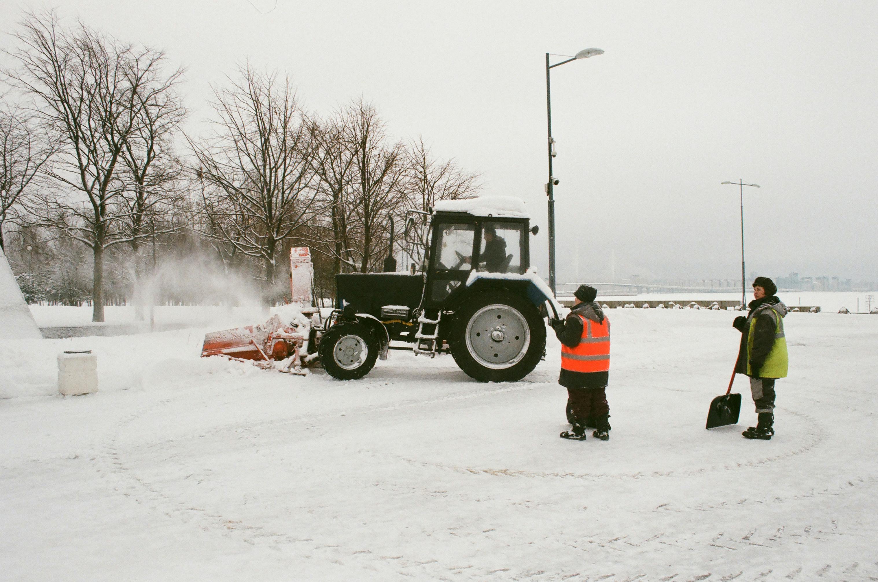 Eisbeseitigung in Hamburg – Beseitigung von Glätte und Eisflächen für sichere, rutschfreie Wege.